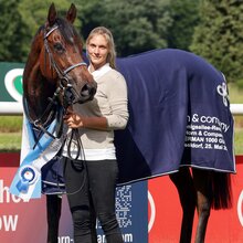 25.05.2025, Duesseldorf, Nordrhein-Westfalen, GER - Lady Ilze mit Pia Kueppers nach dem Sieg in den German 1000 Guineas. Galopprennbahn Duesseldorf-Grafenberg.  | © Stephanie Gruttmann / Galoppfoto.de