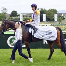 29.05.2025, Iffezheim, Baden-Wuerttemberg, GER - egina mit Adrie de Vries nach dem Sieg. Galopprennbahn Baden-Baden, Iffezheim.  | © Jim Clark / Galoppfoto.de